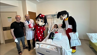 Çapraz böbrek nakliyle diyalizden kurtulan küçük Ayşe çifte bayram yaşadı
