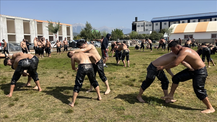 Antalya'da pehlivanlar sezona hazırlanıyor