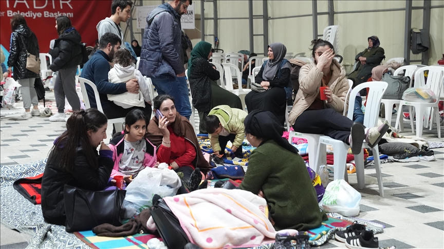 Stanovnici Istanbula proveli noć na ulicama u strahu od novog zemljotresa