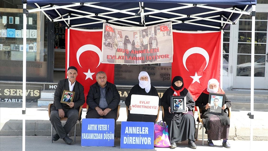 Muşlu aileler, DEM Parti önündeki "evlat nöbeti"ni sürdürdü