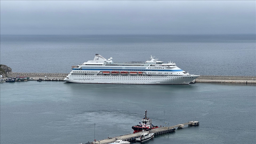 "Astoria Grande" kruvaziyeri 700 Rus yolcusuyla Amasra'ya geldi