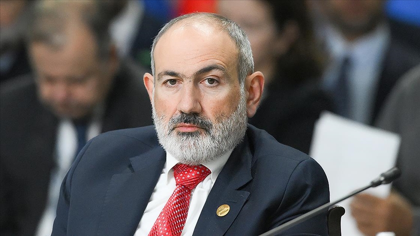 Ermenistan Başbakanı Paşinyan, Erivan'da Türk ve Azerbaycan bayraklarının yakılmasını kınadı