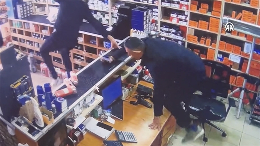 Başakşehir'de sanayi çalışanlarının deprem anında masanın üzerinden atlayarak kaçması kamerada