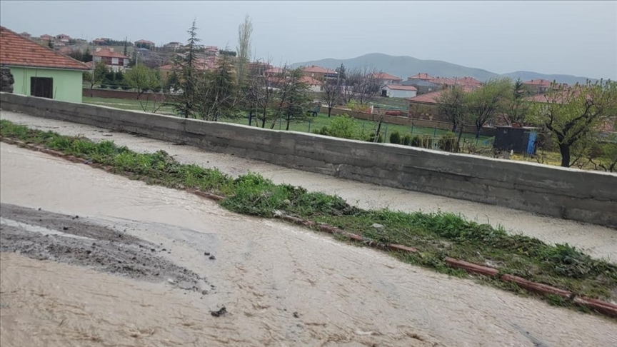 Konya'da şiddetli yağış su baskınlarına neden oldu