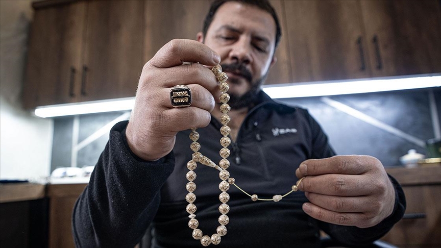 Erzurumlu nakkaş 2 ay boyunca günde 6 saat çalışarak koleksiyonluk tespih üretti