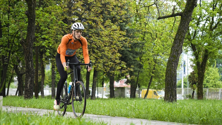 Boşnak sporcu, bir hastaya yardım toplamak için koşarak ve bisiklet sürerek İstanbul'a ulaşacak