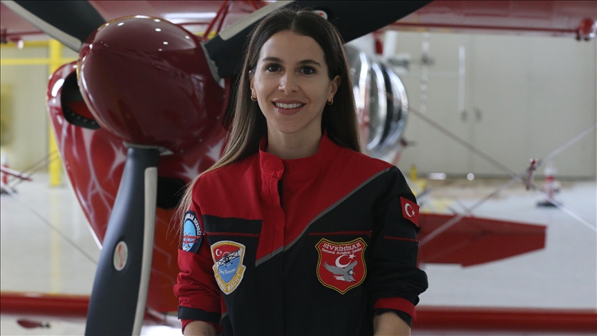 Kadın akrobasi pilotu Şener, tanıtım uçuşlarıyla havacılığı sevdiriyor