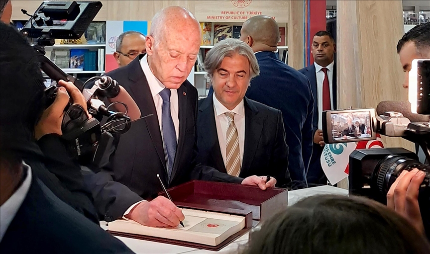 Tunisie/Salon international du livre: le président Kaïs Saïed visite le stand de la Türkiye