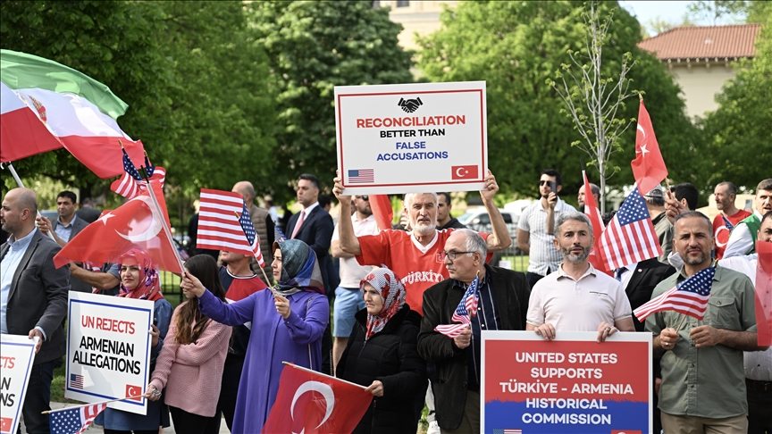 واشنطن.. أتراك يحتجون على مزاعم الأرمن بشأن أحداث العام 1915