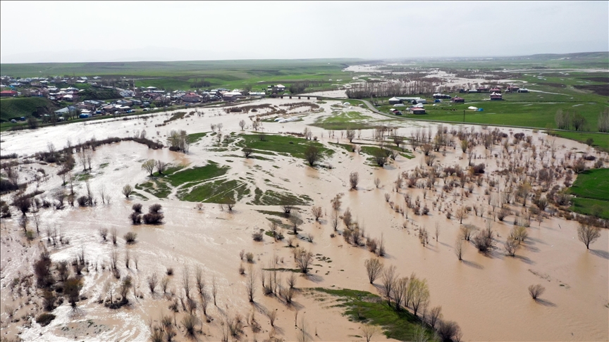 Ağrı'da Murat Nehri'nin taşması sonucu tarım arazilerini su bastı