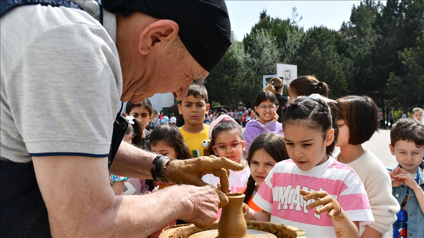 Bilecik'in 70 yıllık çömlek ustası, okullarda verdiği eğitimle sanatını geleceğe taşıyor