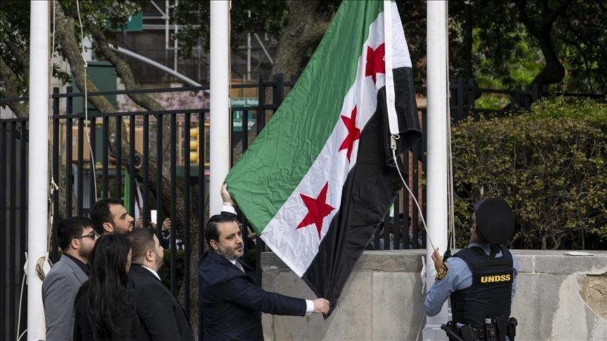 Cérémonie de lever du nouveau drapeau syrien devant les locaux de l'Onu à New York