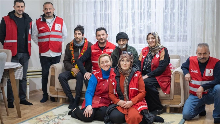 Engelli oğluyla yaşayan baba, Türk Kızılayın ev sürpriziyle mutlu oldu