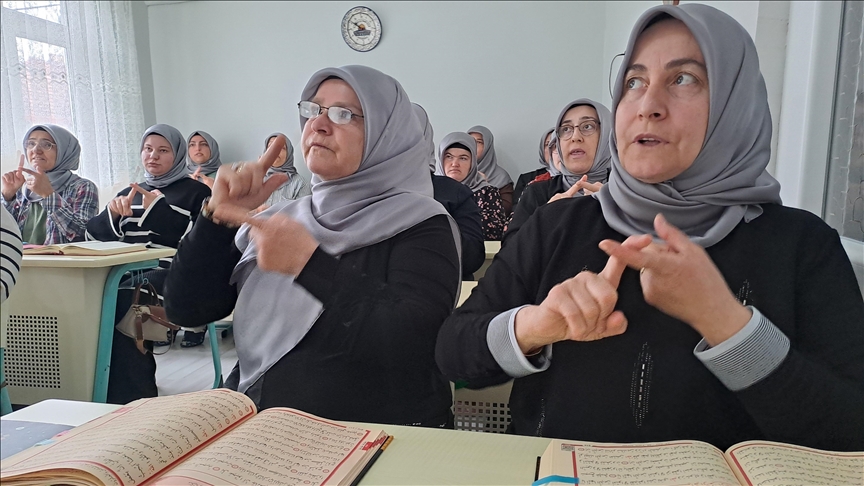 Sakarya'da işitme engelli kadınlar, işaret diliyle Kur'an-ı Kerim öğreniyor