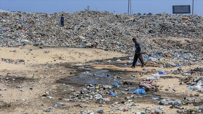 غزة.. الأونروا تحذر من انتشار الأمراض جراء تراكم النفايات