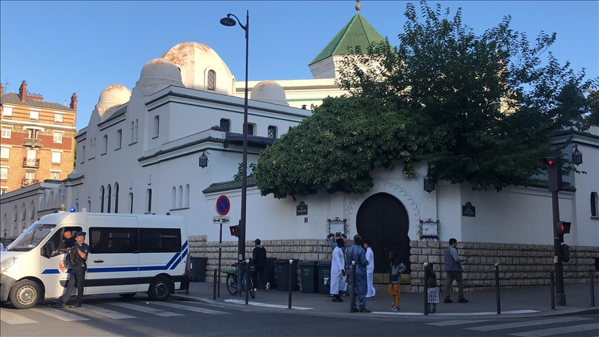 Suspect still at large after fatal stabbing in French mosque