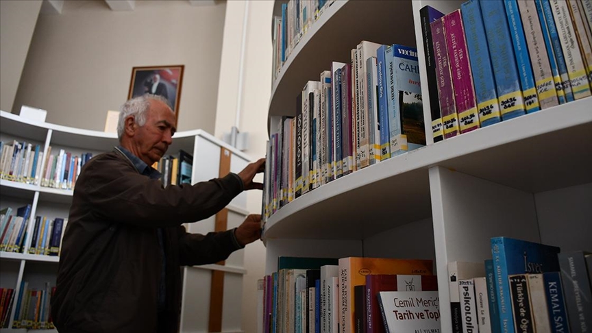 Kitaplarla kurduğu bağ ile kütüphanenin gönüllü rehberi oldu