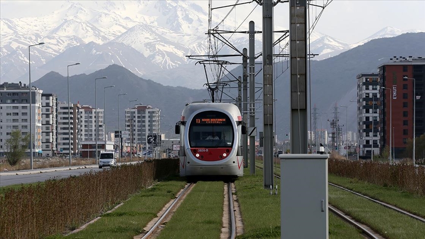 Kayseri'de tramvaylar rüzgar enerjisiyle yol almaya başladı