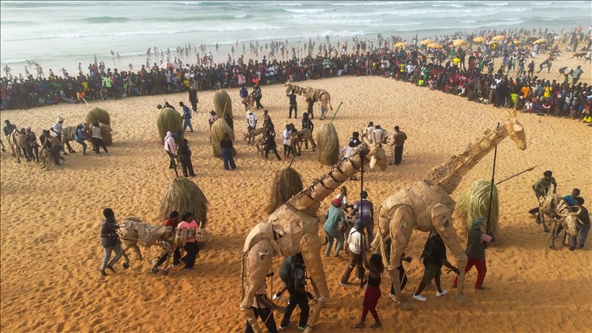 Do të udhëtojnë 20 mijë kilometra nga Afrika në Evropë me kafshë kukulla për të tërhequr vëmendjen ndaj krizës klimatike