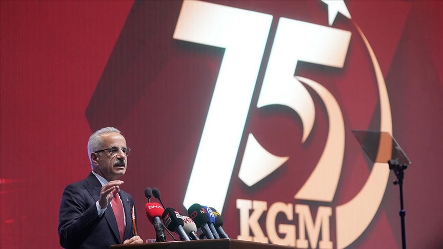 Bakan Uraloğlu: Kara yollarımız, havalimanlarımız, tren ve metrolarımız, deniz yapılarımız depremi hasarsız atlattı