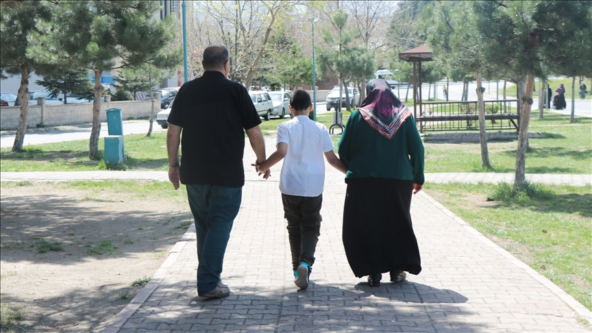 Koruyucu ailenin sahiplendiği özel çocuk gelişim gösterdi