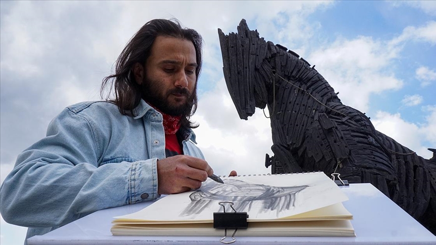 Motosikletiyle çıktığı Anadolu turunda Çanakkale'nin simgelerini resmetti