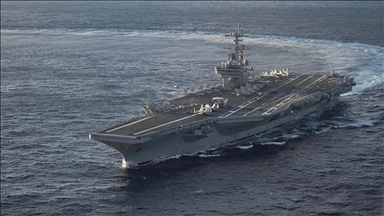 Истребитель F/A-18 ВМС США упал за борт авианосца в Красном море