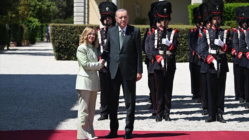 Presidenti Erdoğan pritet me ceremoni zyrtare nga kryeministrja e Italisë, Giorgia Meloni