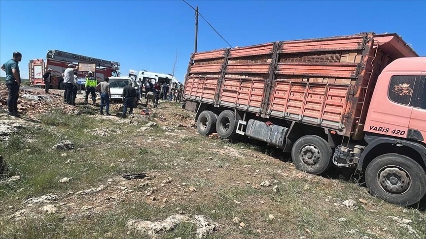 Li Şirnexê wesayîta ticarî ya sivik û tirek li hevdu qelibîn, di qezayê da 5 kes birîndar bûn
