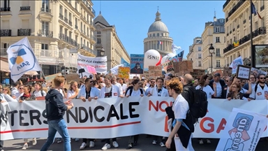 Francë, mijëra mjekë dhe praktikantë në protestë kundër projektligjit që kufizon lokacionet për praktikë