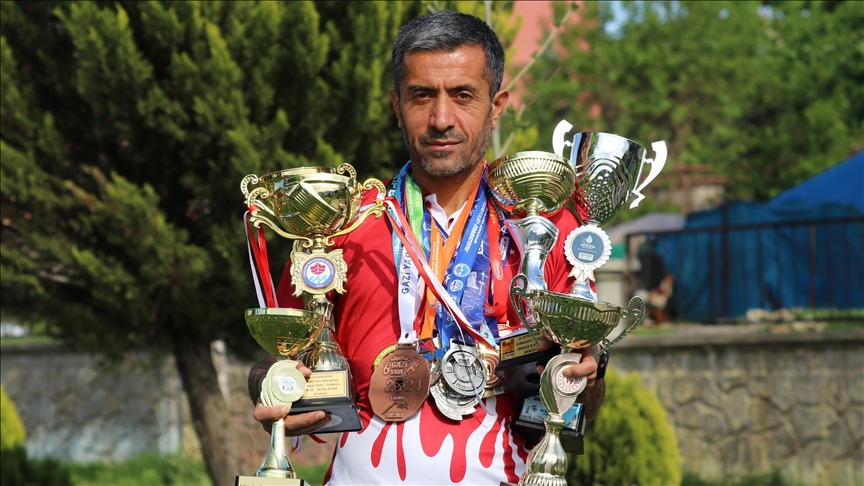Siirtli master atlet 25 yıllık kariyerine 49 madalya sığdırdı