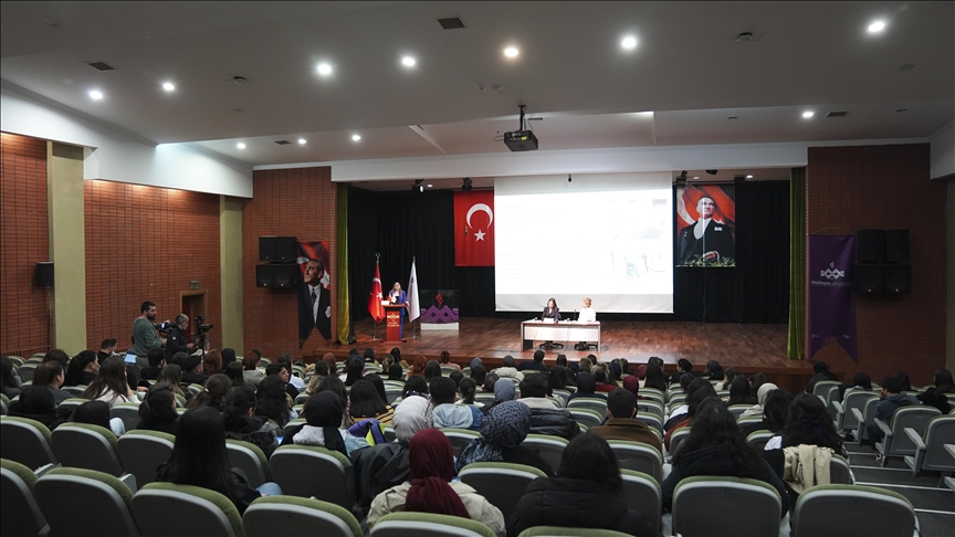 Maltepe Üniversitesi "Dünyayı Değiştirme Gücüne Sahip Hemşireler" temalı sempozyum düzenledi