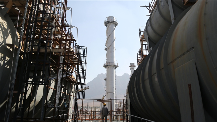 US imposes sanctions on Iran oil traders amid nuclear talks