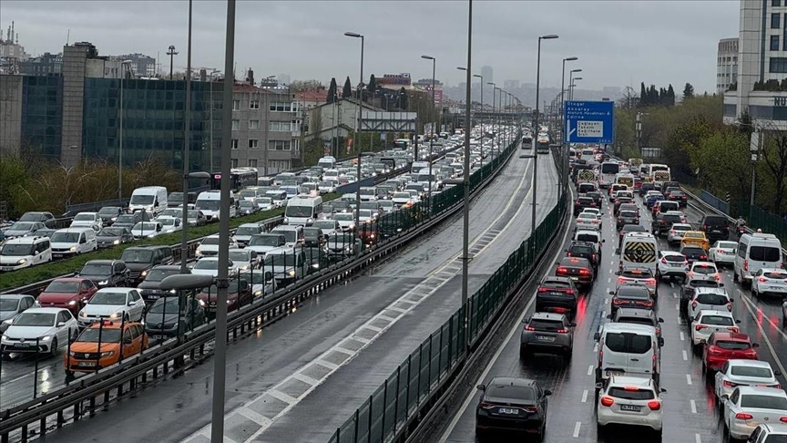 İstanbul'da akşam saatlerinde trafik yoğunluğu yaşanıyor