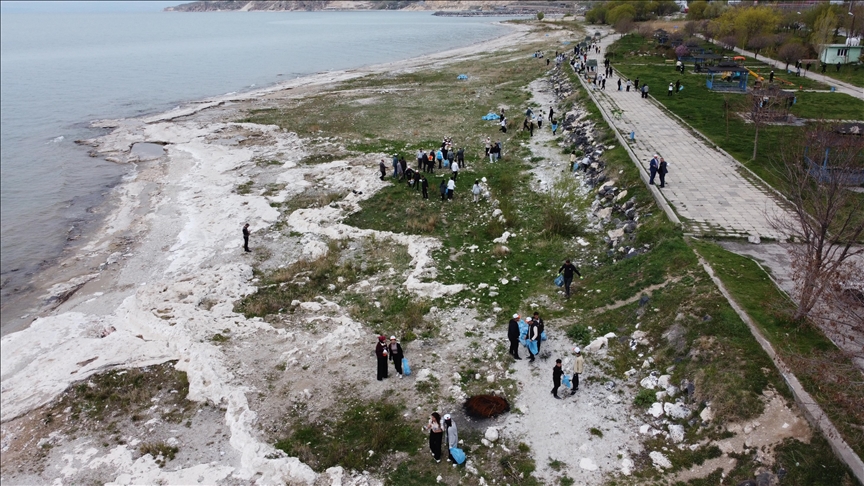 Öğrenci ve vatandaşlar Van Gölü sahilinde temizlik yaptı