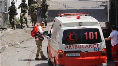 مستوطنون يصيبون فلسطينيًا طعنًا ويحرقون أراضي شمالي الضفة