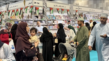 كتب الأدب والتاريخ والعلوم تخطف الأنظار بمعرض مسقط الدولي