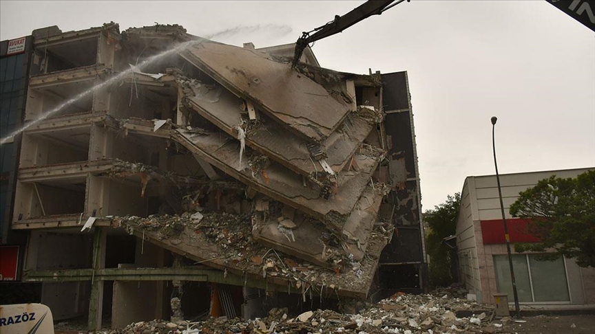 Adıyaman'da ağır hasarlı binaların yıkımı sürüyor