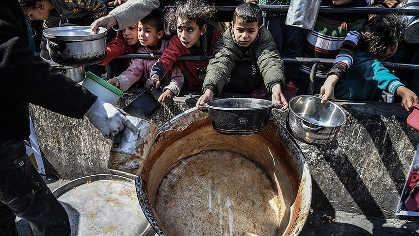 Palestinezët e zhvendosur në Gaza rreshtohen për ushqim mes përkeqësimit të krizës së urisë
