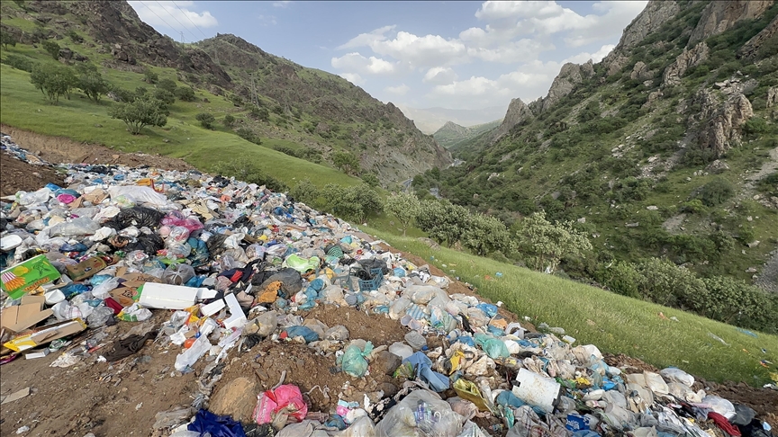 فڕێدانی زبڵ و خاشاکی قەزای چۆمان سرووشتی باڵەکایەتی شێواندووە