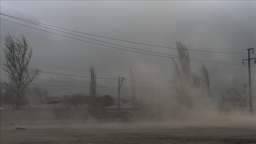 Meteorolojiden bazı iller için kuvvetli rüzgar, fırtına ve toz taşınımı uyarısı