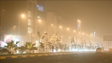 Sandstorms hit southern Israel as winds intensify central wildfires
