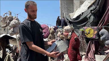 قتلتهم إسرائيل.. مكلوم فلسطيني يستأنس بألعاب أطفاله