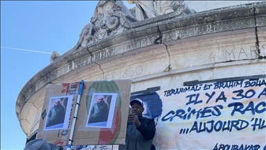 Protestë në Paris kundër vrasjes së myslimanit duke u falur në xhami