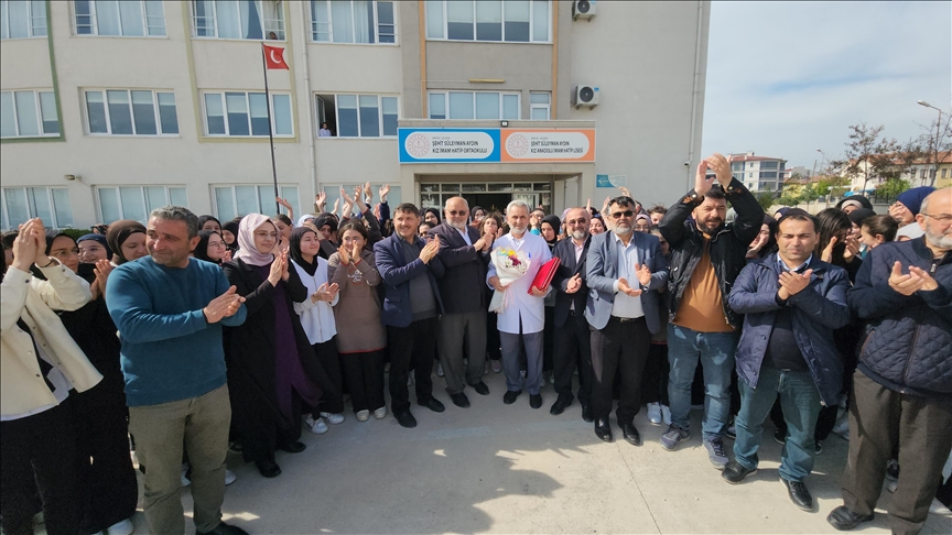 Amasya'da 39 yıllık meslek hayatının ardından emekli olan öğretmene duygulandıran veda