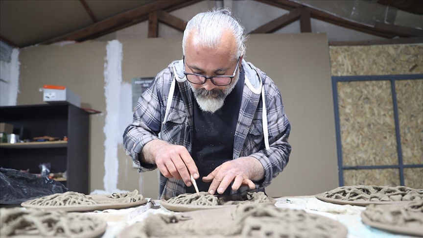 Çamura şekil veren çanak ustası, geleneği rölyef eserlerle yaşatıyor