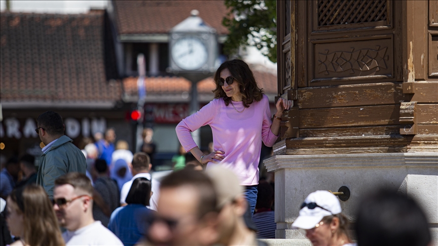 Sarajlije i turisti uživali u sunčanom danu na ulicama glavnog grada BiH