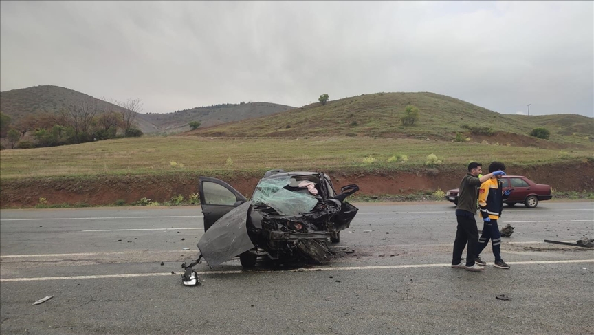 Li Meletiyê 2 otomobîl li hev qelibîn, 2 kes mirin û 2 kes jî birîndar bûn
