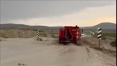 Ankara'da itfaiye aracının sel sularına kapılması görüntülendi