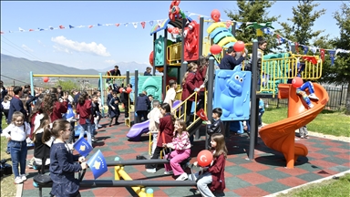 Ushtarët turq të KFOR-it ngrenë kënd lojërash për fëmijë në Kosovë